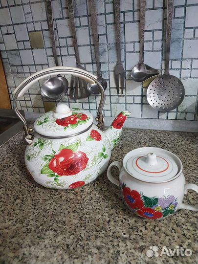 Тарелки глубокие,мелкие,вилки, ложки, кастрюля