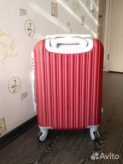 Чемодан на колесах(новый)