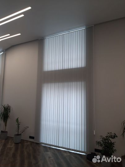 Жалюзи вертикальные треугольные и простые окна