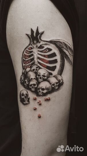 Тату-мастер черной концептуальной татуировки (Пите