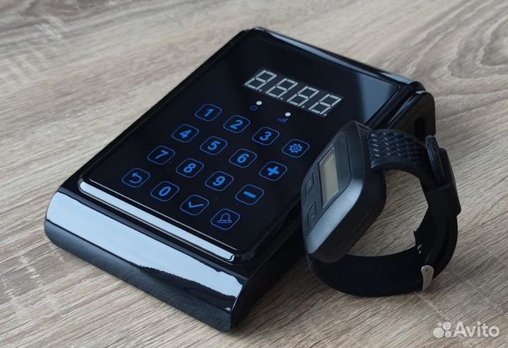 Пульт и часы официанта для вызова на кухню