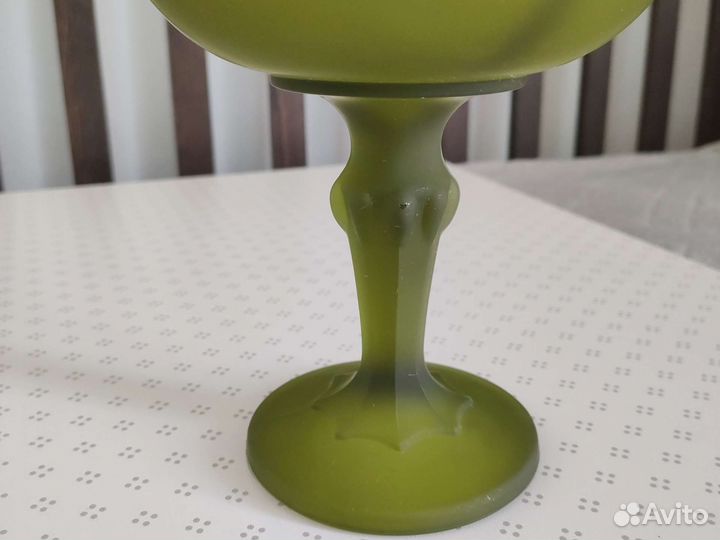 Конфетница на ножке винтаж зелёное матовое стекло