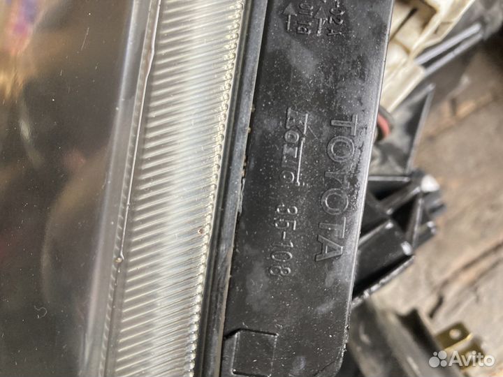 Фара правая Toyota avesis t250