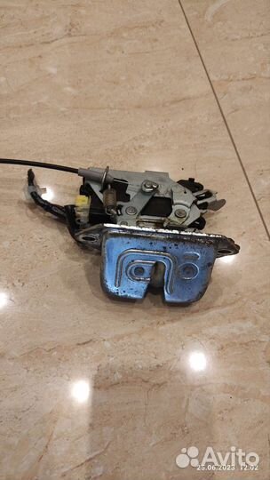 Замок двери багажника Subaru Forester