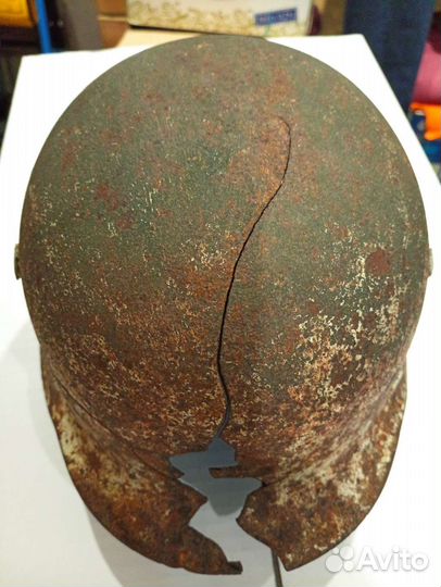 Ящик немецкий и каска