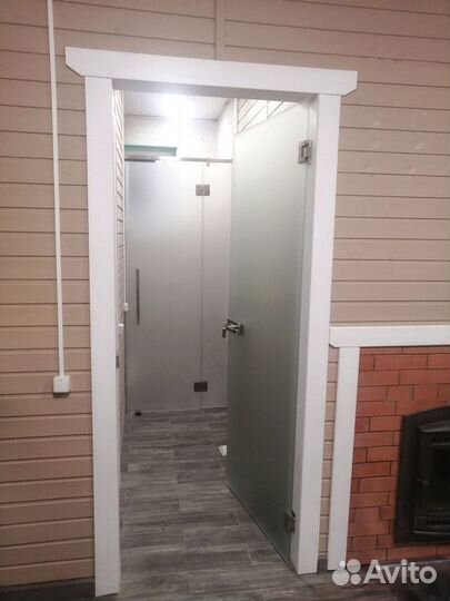 Распашные стеклянные двери