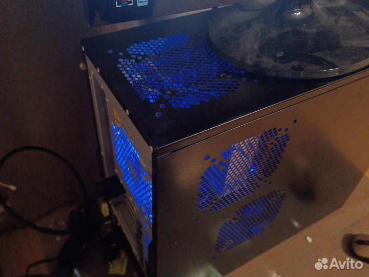 Игровой компьютер с монитором и клавиатурой