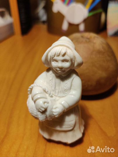 Костяная фигурка Красная шапочка