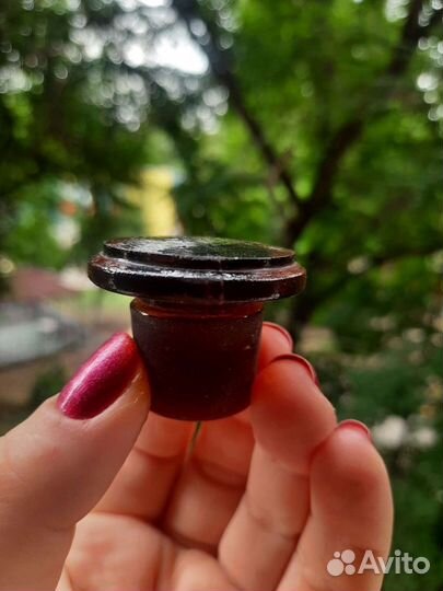 Старинная пробка. Стекло, красный янтарь