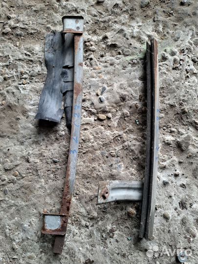 Направляющий стекла задний левый Nissan Serena c23