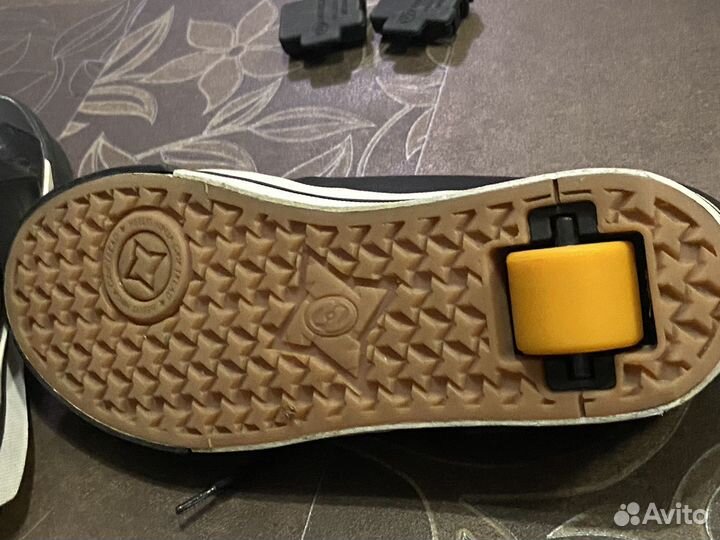 Кроссовки на роликах heelys