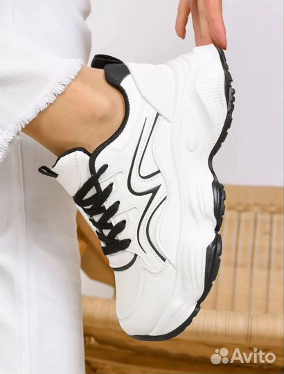 Кроссовки женские