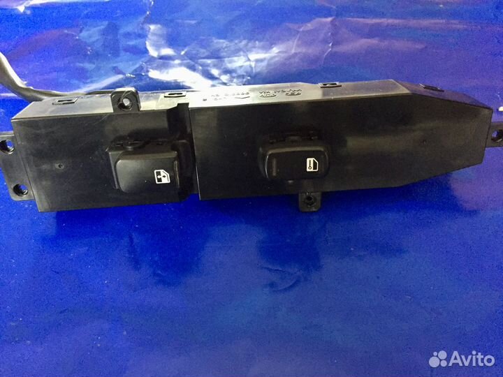 Кнопка стеклоподъемник пер прав двери Hyundai ix55