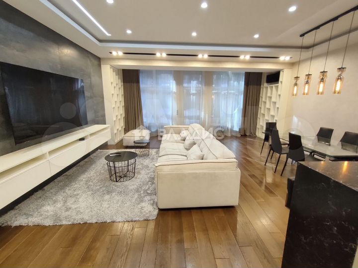 Таунхаус 326,5 м² на участке 1 сот.