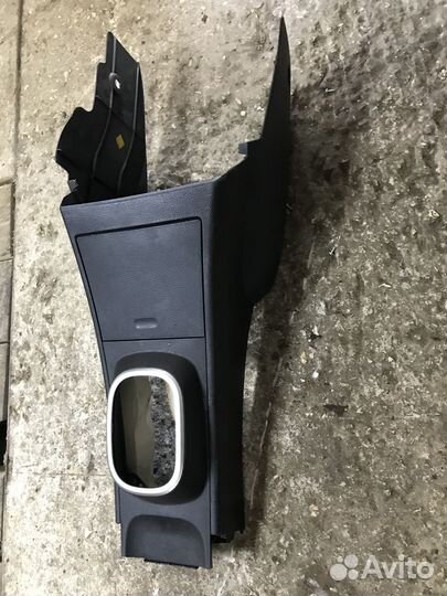 Консоль пола Nissan Tiida 1