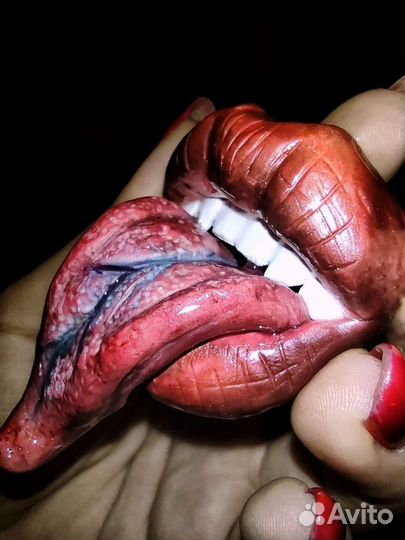 Брошь из полимерной глины Губы