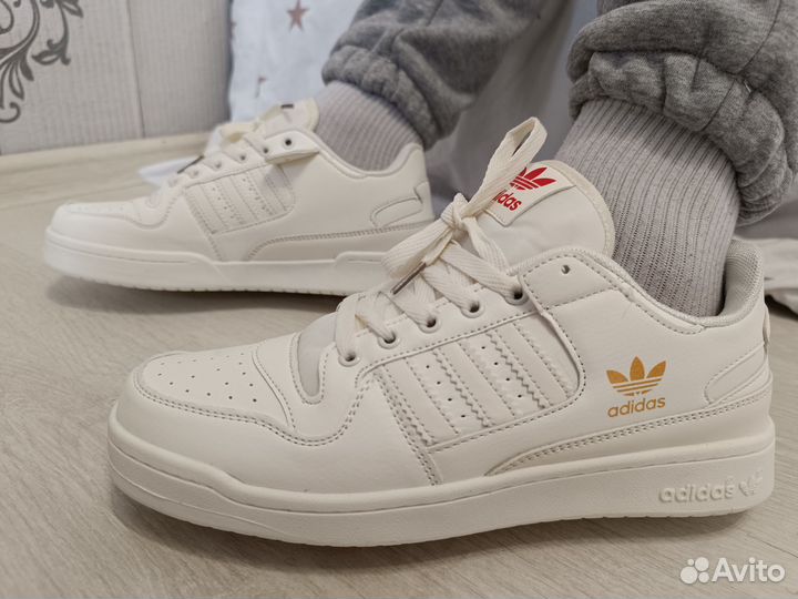 Кроссовки adidas белые