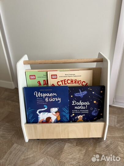 Полка монтессори на колесах