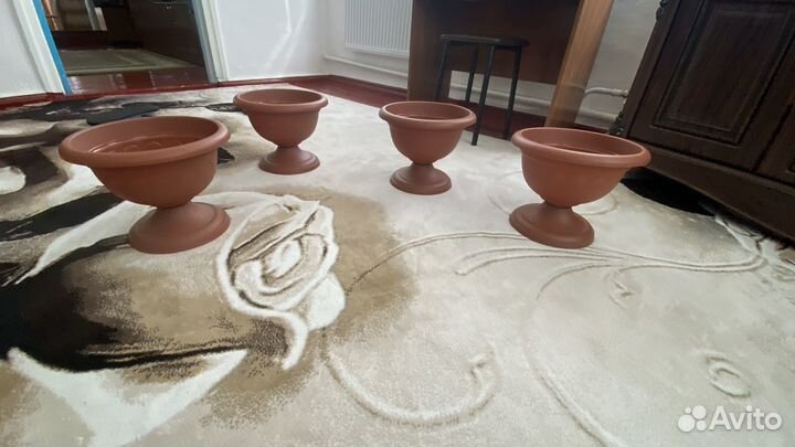 Горшок новый для цветов на ножке