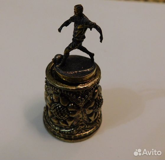 Миниатюра наперсток С футболистом бронза