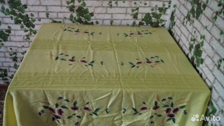 Вышитая скатерть