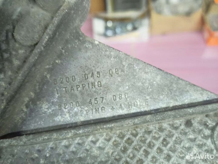 Крепление кпп Renault Logan