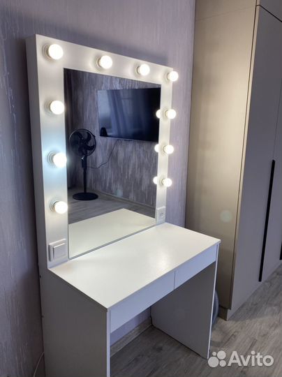 Туалетный столик с зеркалом и подсветкой