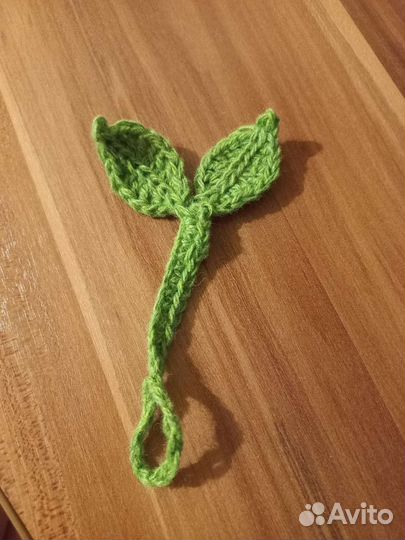 Листик на наушники, вязанная закладка для книги