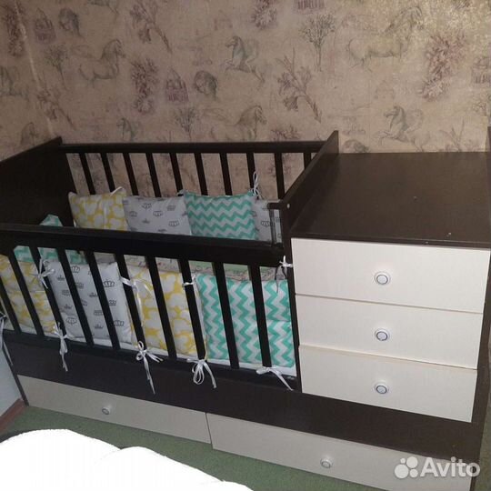 Детская кроватка и пеленальный столик