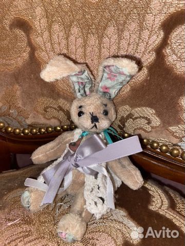 Длинноухий игрушечный заяц
