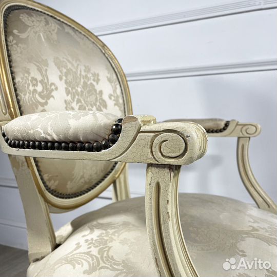 Антикварное кресло с круглой спинкой в стиле Людовика XVI