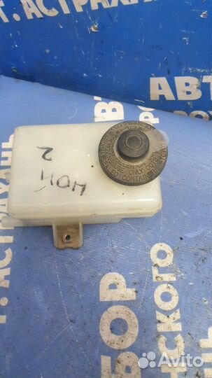 Бачок для тормозной жидкости. Toyota Noah минивен