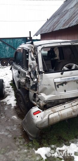 Nissan X-Trail 2.0 AT, 2001, битый, 1 000 км