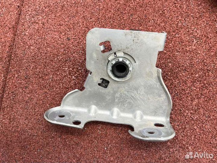 Кронштейн ручки капота Skoda Kodiaq NS7 2016-2021