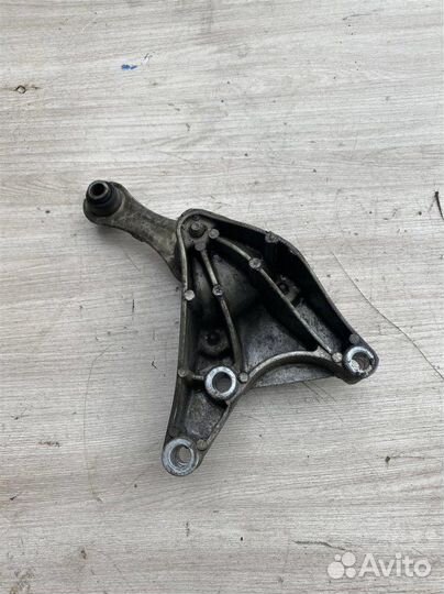 Кронштейн кпп LADA Largus универсал 5 мест 1.6