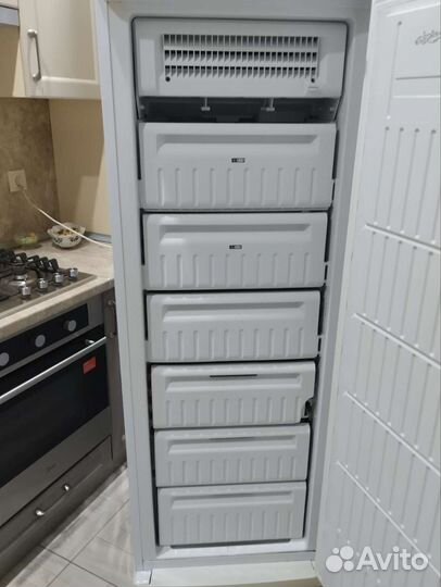 Морозилка вертикальная Indesit