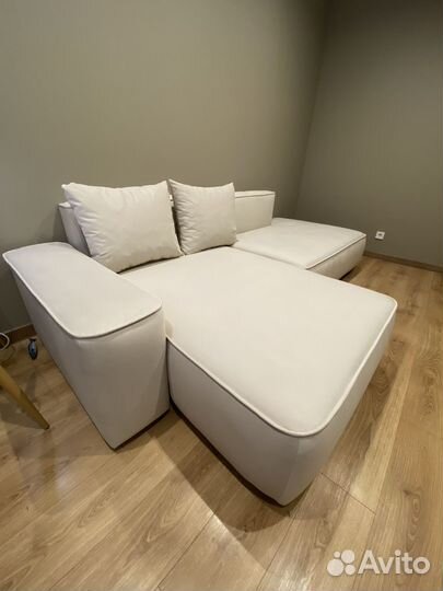 Современный угловой диван кровать
