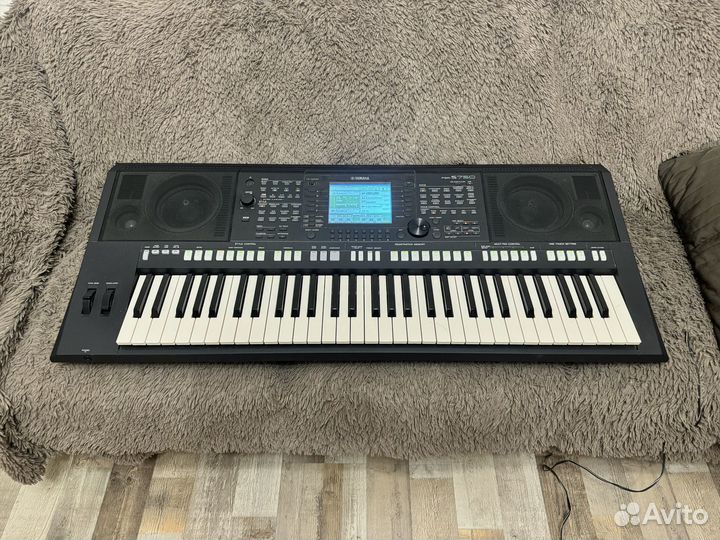 Yamaha PSR-S750