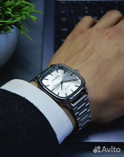 Наручные часы Casio Quartz год гарантия