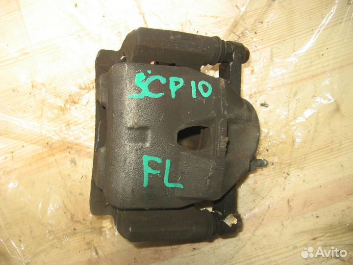 Суппорт перед лево toyota KSP130 SCP100 Corolla Ax