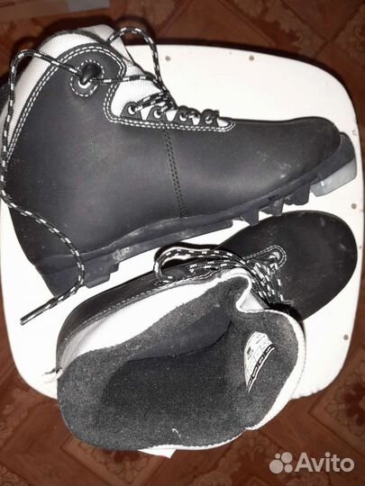 Лыжные ботинки, лыжи к ним,палки