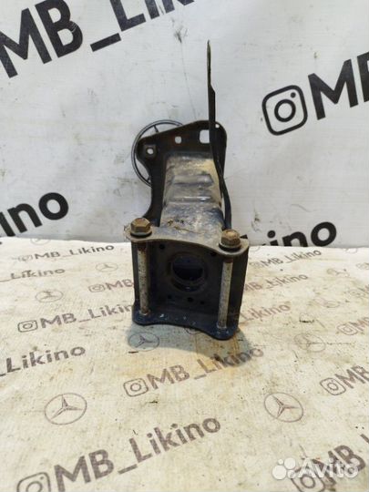 Кронштейн усилителя бампера передний левый