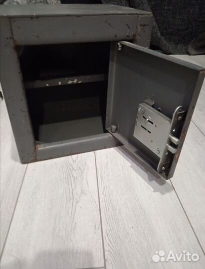Сейф металлический