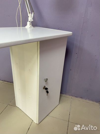 Маникюрный или письменный стол