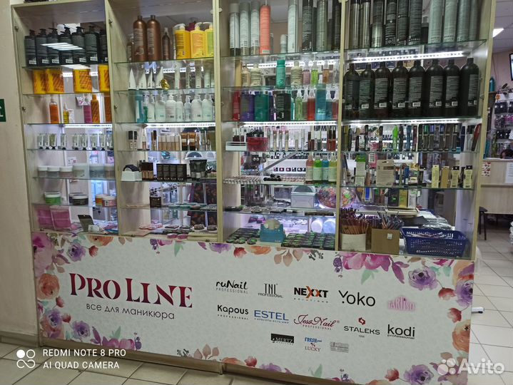 Работницы в магазин все для маникюра