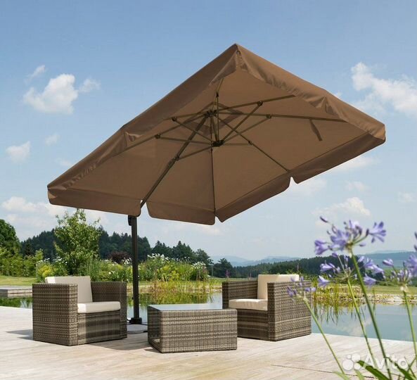 Большой пляжный зонт на центральной опоре