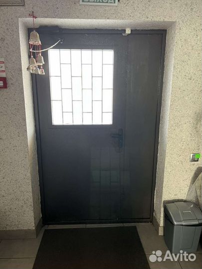 Дверь входная металлическая со стеклом