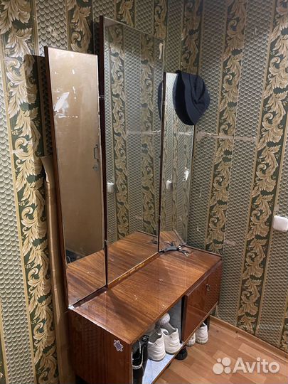 Трюмо с зеркалом