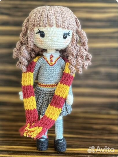 Вязаная кукла «Гермиона Грейнджер» амигуруми