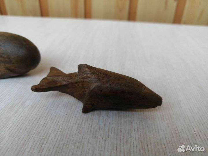 Дельфин — фигурка из железного дерева